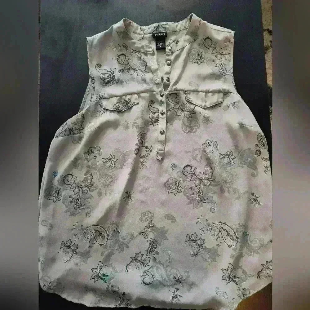 Torrid sleeveless light weight top size 0X #122